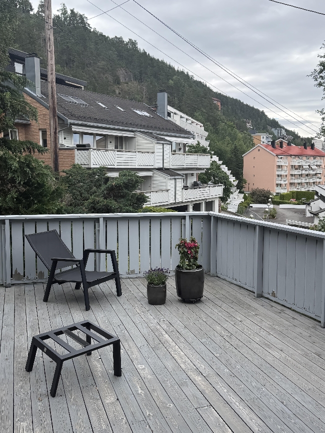 Demontere og legge på ny gelender på terassen, ca 25 løpemeter