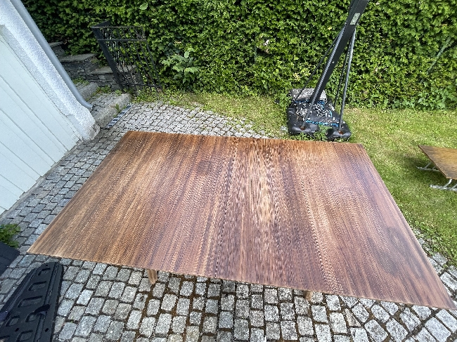 Slipe og olje et spisebord