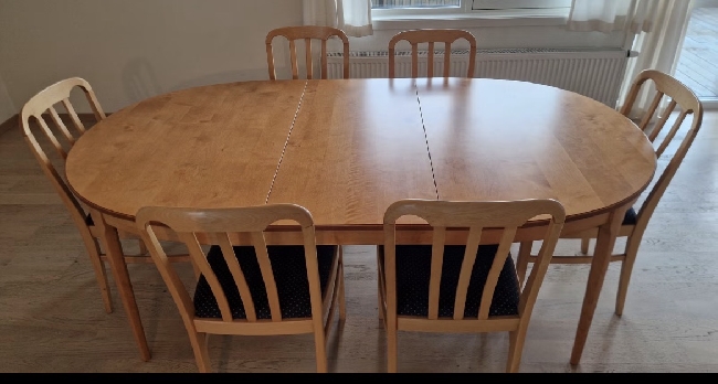 Bord og seks stoler