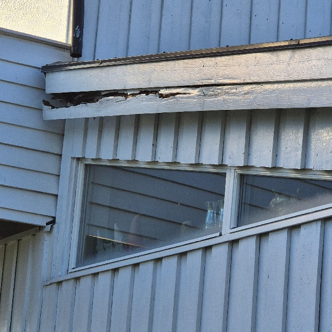 Skifte ut noen planker i kledning på huset