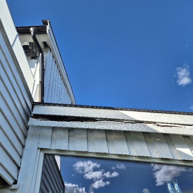 Skifte ut noen planker i kledning på huset