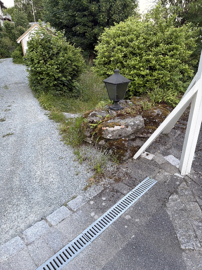 Korte inn på stablet steingjerde