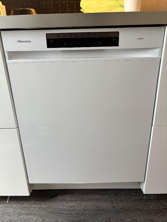 Trenger 2 bærehjelp fra 1 etasje og inn til varebilen som skal stå rett utenfor leiligheten.