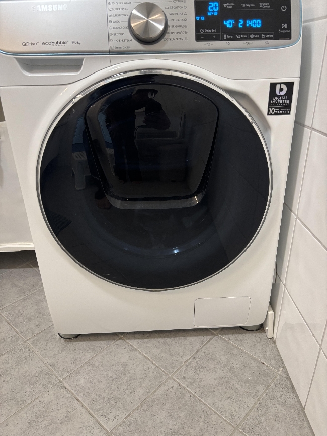 Trenger 2 bærehjelp fra 1 etasje og inn til varebilen som skal stå rett utenfor leiligheten.