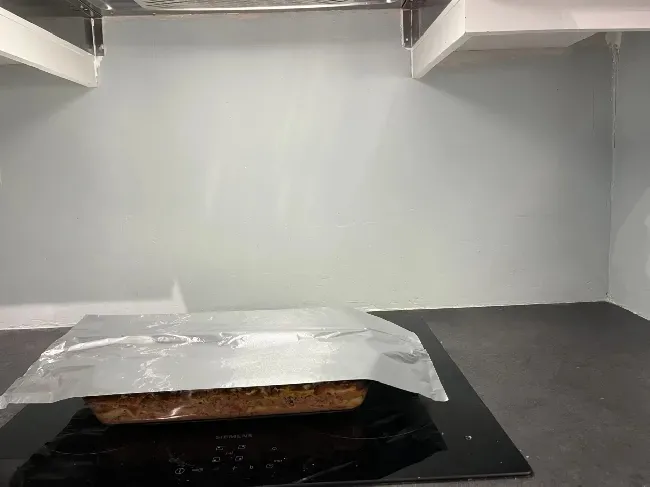 Flislegging av kjøkkenvegg med stikkontakter