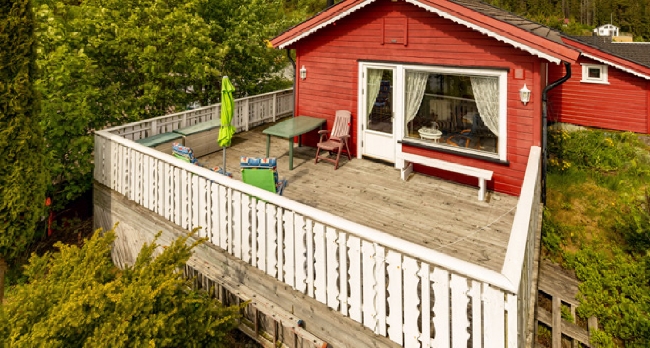 Gammel maling på rekkverk som slipes ned