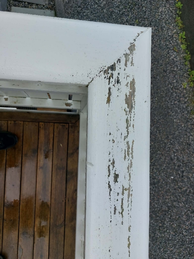 Male og flekke gelender på inngang og veranda
