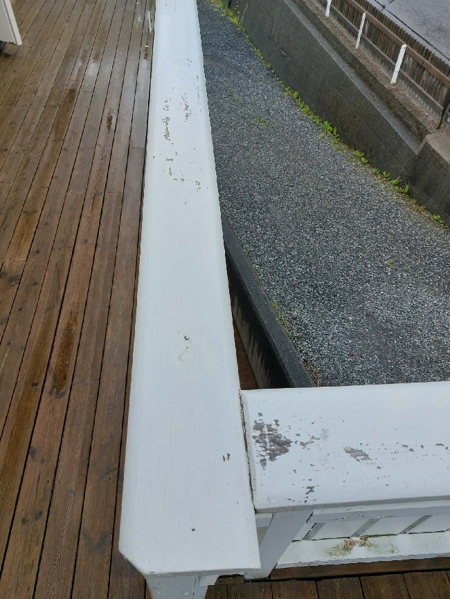 Male og flekke gelender på inngang og veranda
