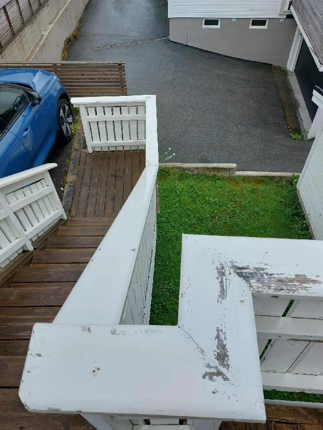 Male og flekke gelender på inngang og veranda