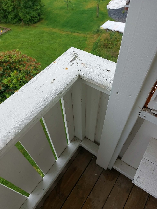 Male og flekke gelender på inngang og veranda
