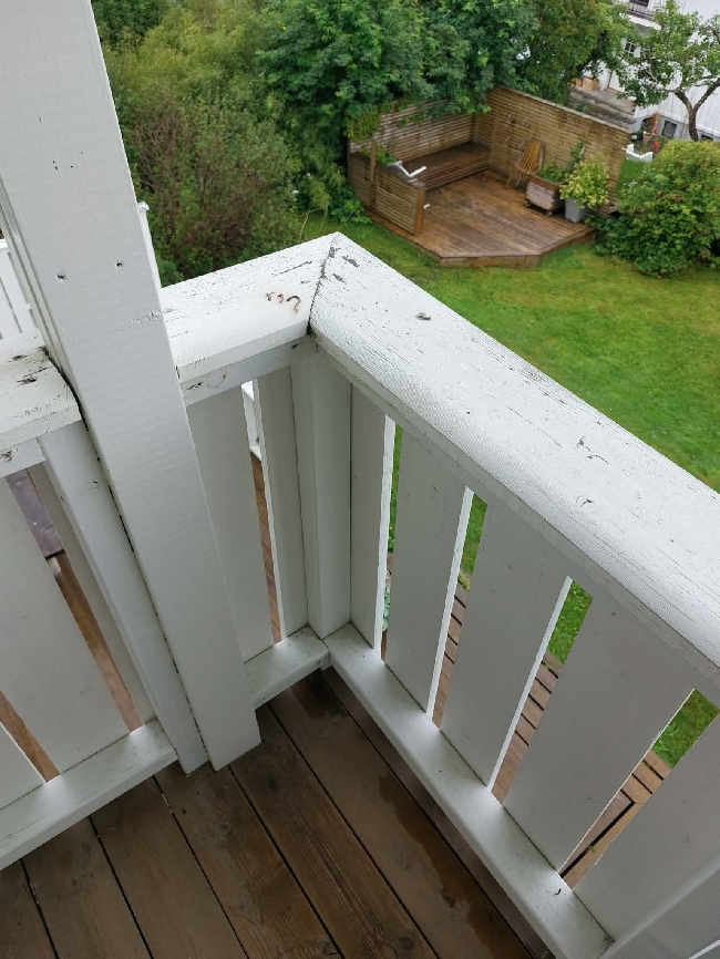 Male og flekke gelender på inngang og veranda