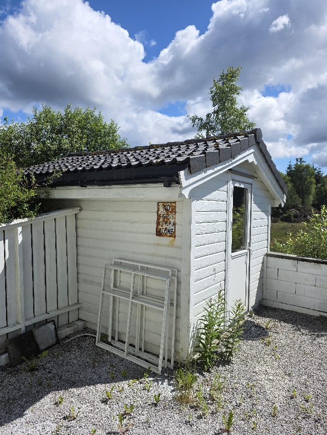 Rive hagebod og frakte bort materialer