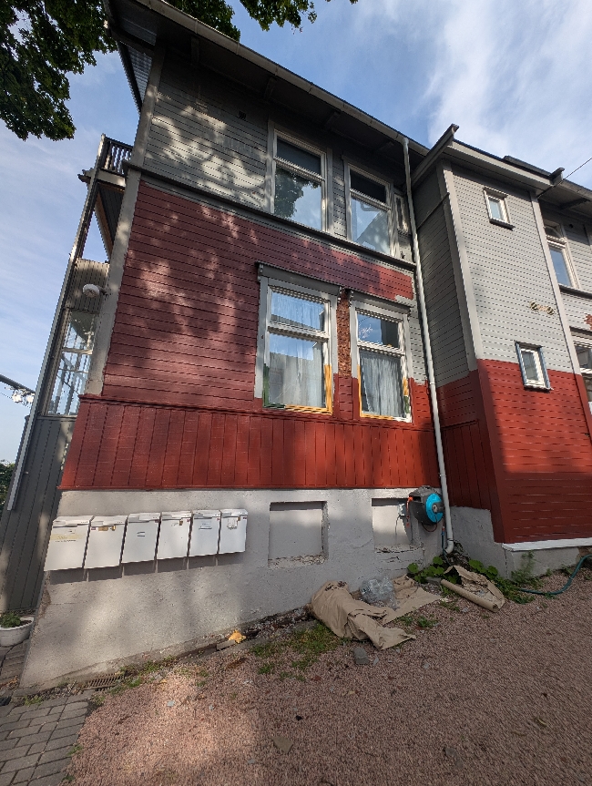 Skraping og maling av eldre trefasade – ca. 5 meter høyde
