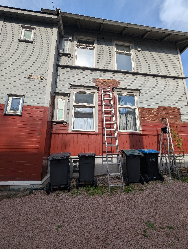 Skraping og maling av eldre trefasade – ca. 5 meter høyde
