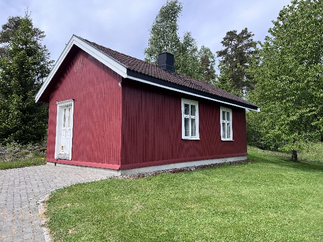 Maling av lite trehus med Tjæralin – Ski (nær golfbanen)