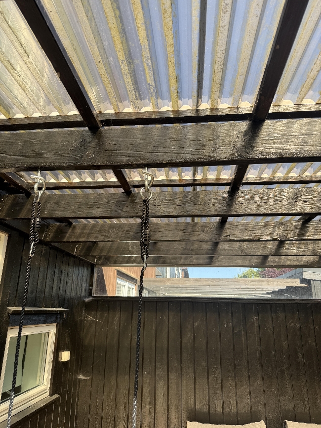 Fasadevask av bakside av rekkehus og overbygd terrasse