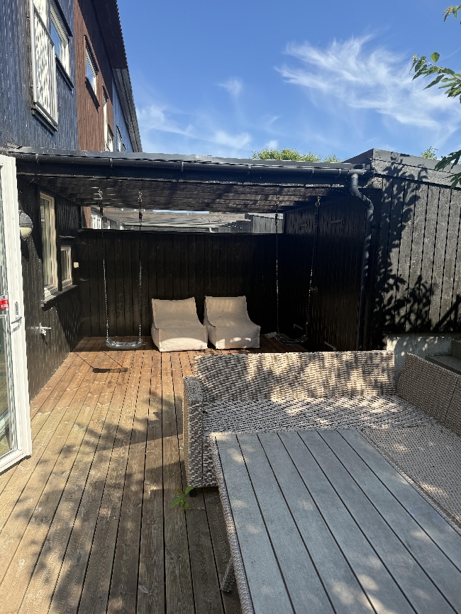 Fasadevask av bakside av rekkehus og overbygd terrasse