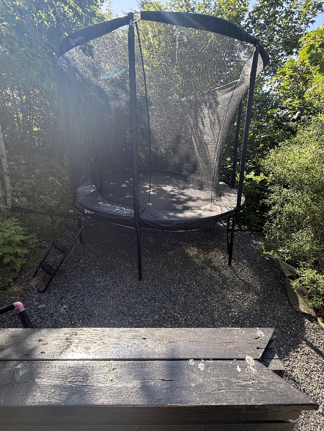 Fasadevask av bakside av rekkehus og overbygd terrasse