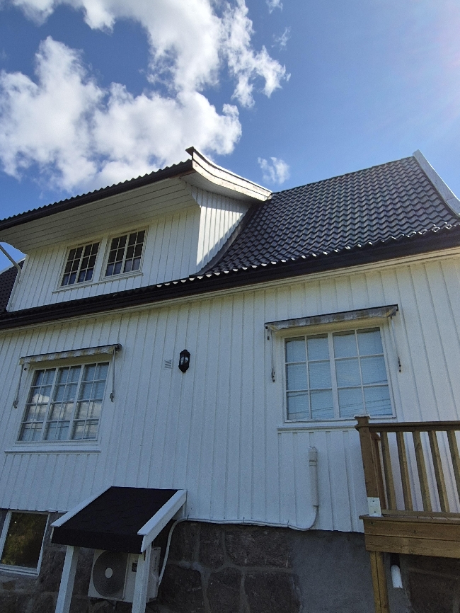 Maling av vindskier og vegg på kvisten