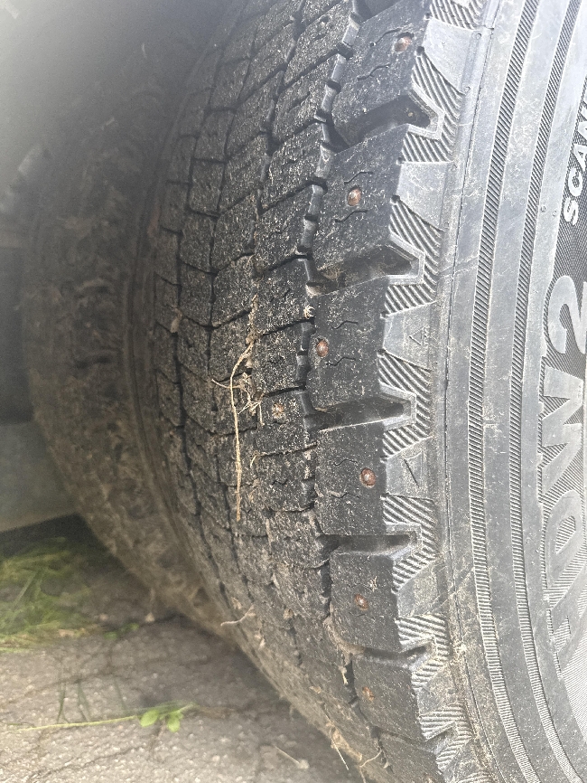 Fjerne pigger fra vinterhjul på lastebil