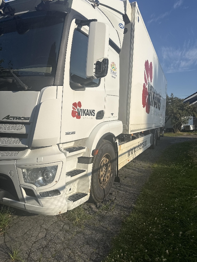Fjerne pigger fra vinterhjul på lastebil