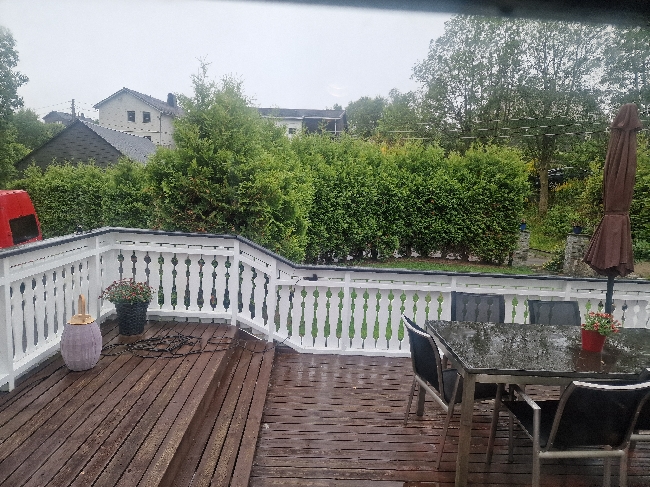 Hagearbeid: Klipp av tujahekk og beise terrasse