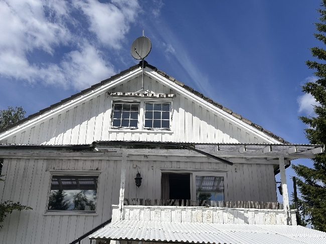 Reparasjon av takrenne og utskifting/reparasjon av bord bak takrenne