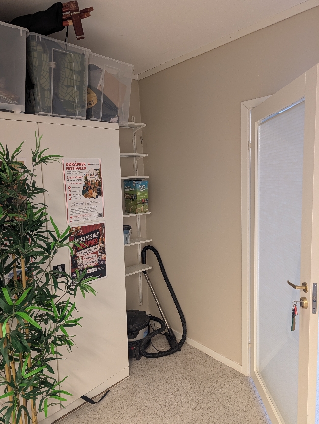 Lage hyller med dør i hjørne på Røde Kors Huset i Bergen sentrum