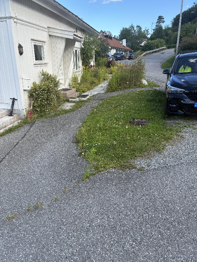 Utvidelse av en biloppstillingsplass utenfor huset.