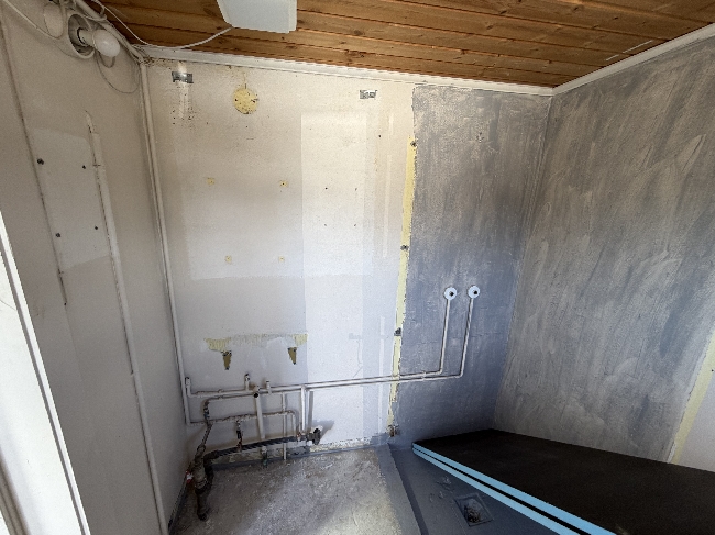 Flislegging av bad, ca 16 m2 areal.