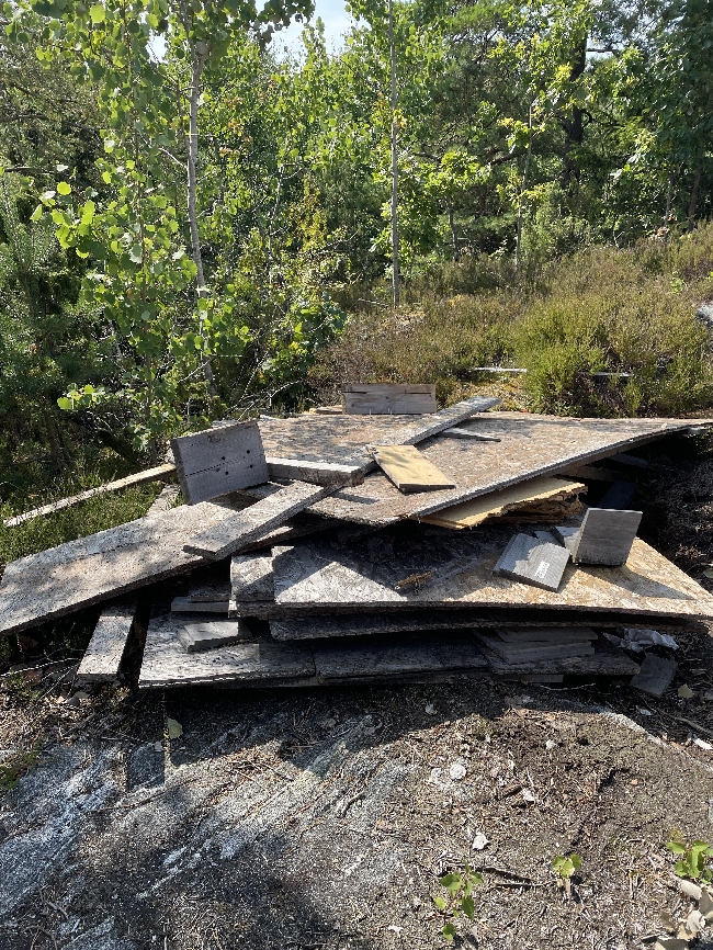 Hente og kaste restmaterialer fra bygging