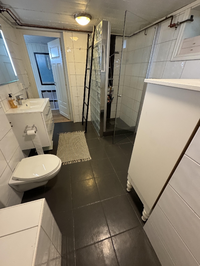 Pusse og male badegulv og ordne fuger i dusj