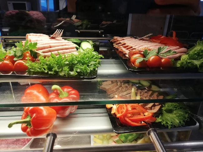 Renøring, oppvask og hjelp på matlaging og forberedende til neste dag.