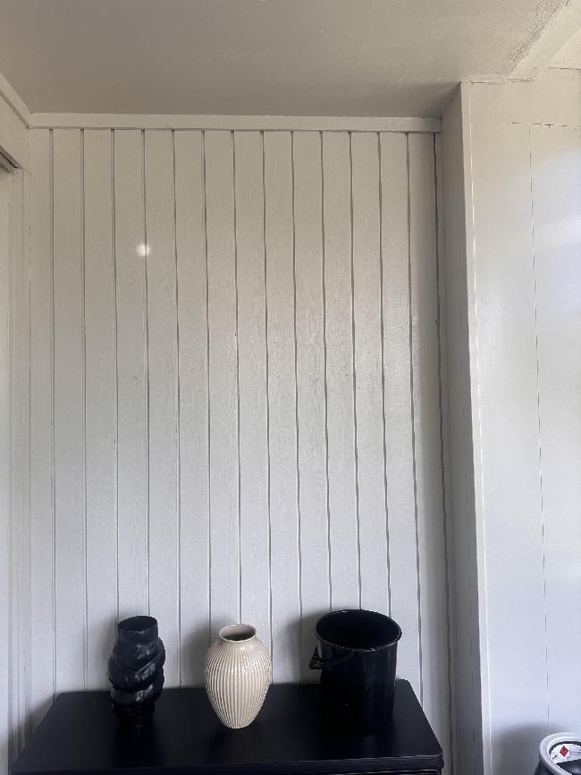 Legging av renoveringstapet på innglasset balkong