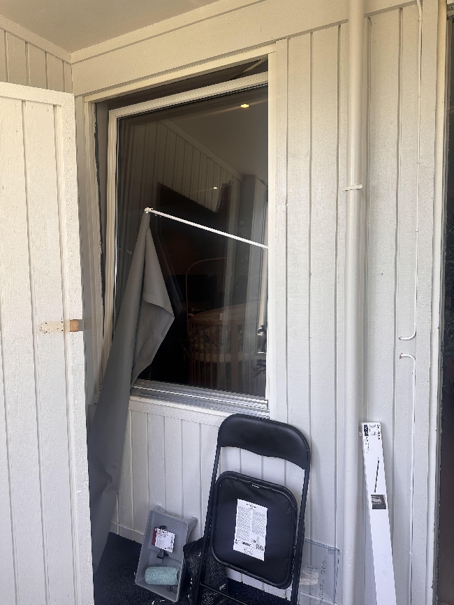 Legging av renoveringstapet på innglasset balkong