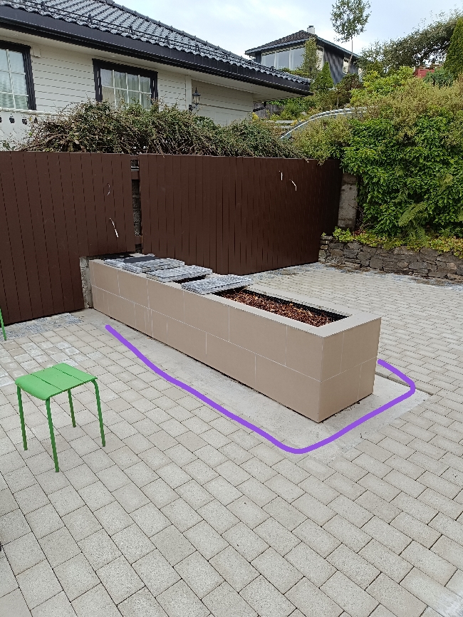 Flislegging rundt blomsterbed og granitt overgang