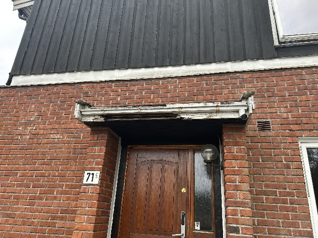 Bygge nytt tak i inngangsparti