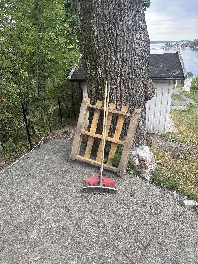 Skur som skal rives og kjøres bort + diverse søppel, se bilder
