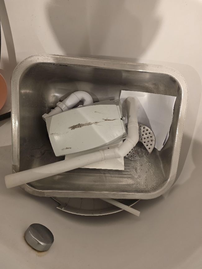 Montering av veggarmatur og vask på vaskerom