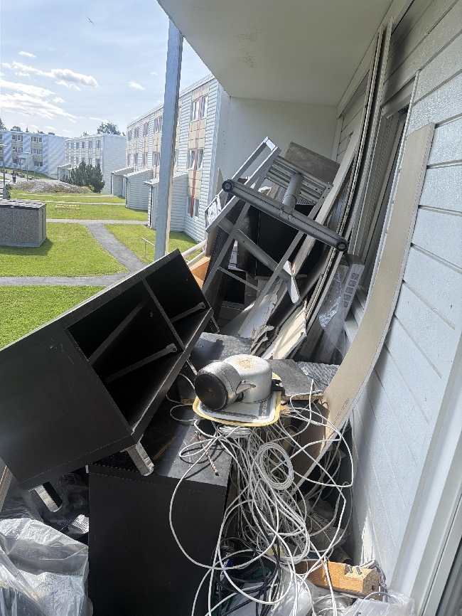 Avfallshåndtering: gipsplater, benk og komfyr