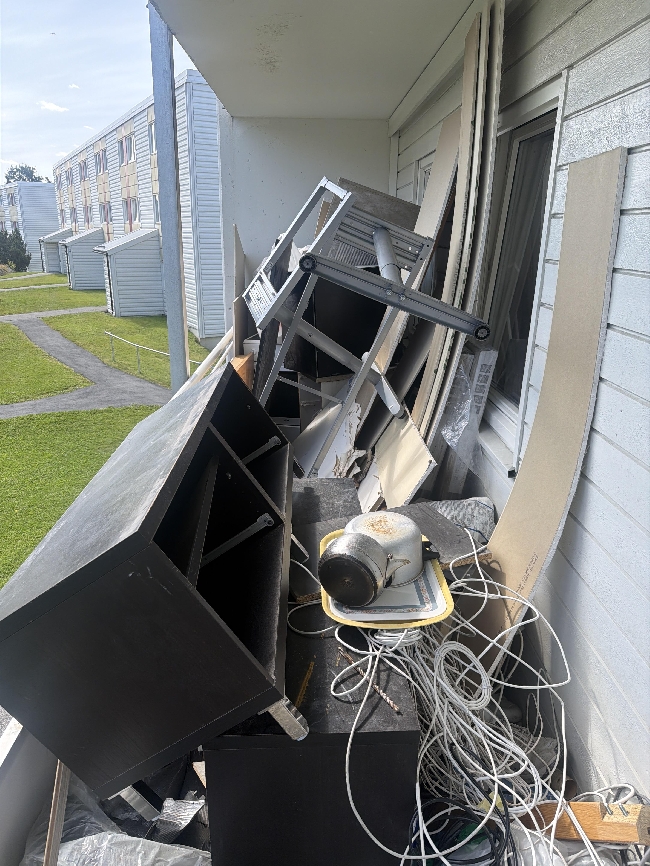 Avfallshåndtering: gipsplater, benk og komfyr