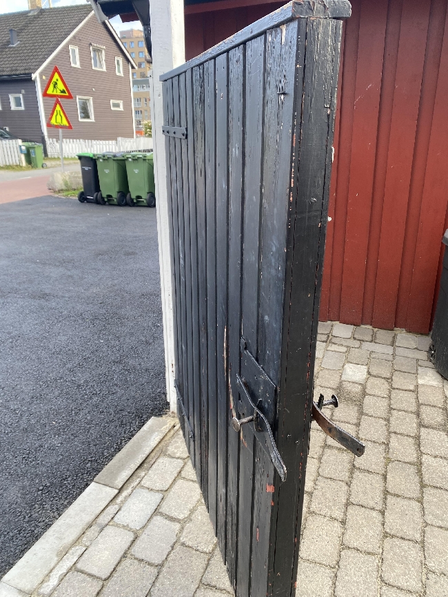 Slipe og male 2 kvm terrasse og port ute