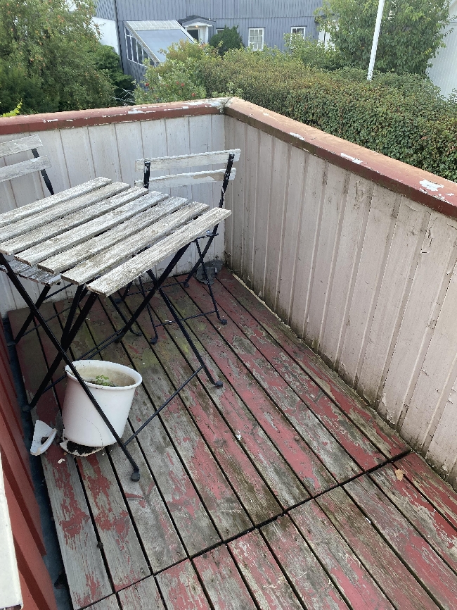 Slipe og male 2 kvm terrasse og port ute