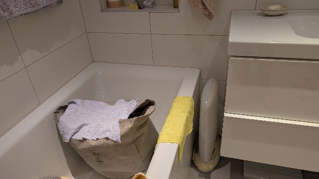 Fjerne badekar + kappe og montere forlenget laminatbenk mot eksisterende baderomsinnredning