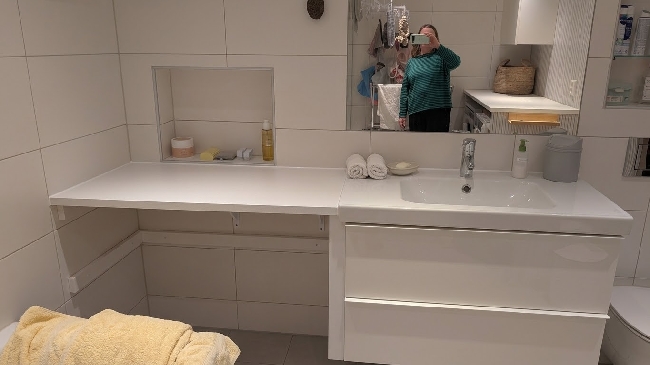 Fjerne badekar + kappe og montere forlenget laminatbenk mot eksisterende baderomsinnredning