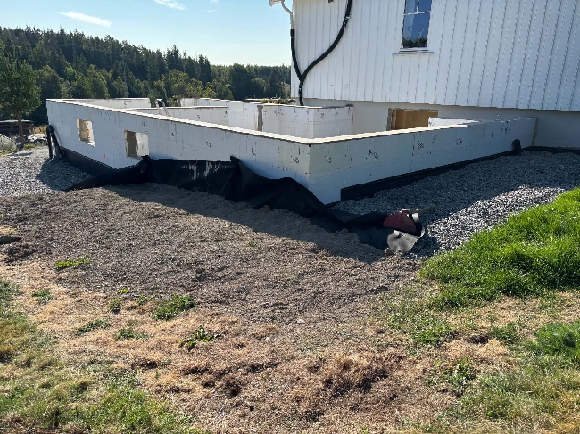 Pusse mur på nytt tilbygg til hus