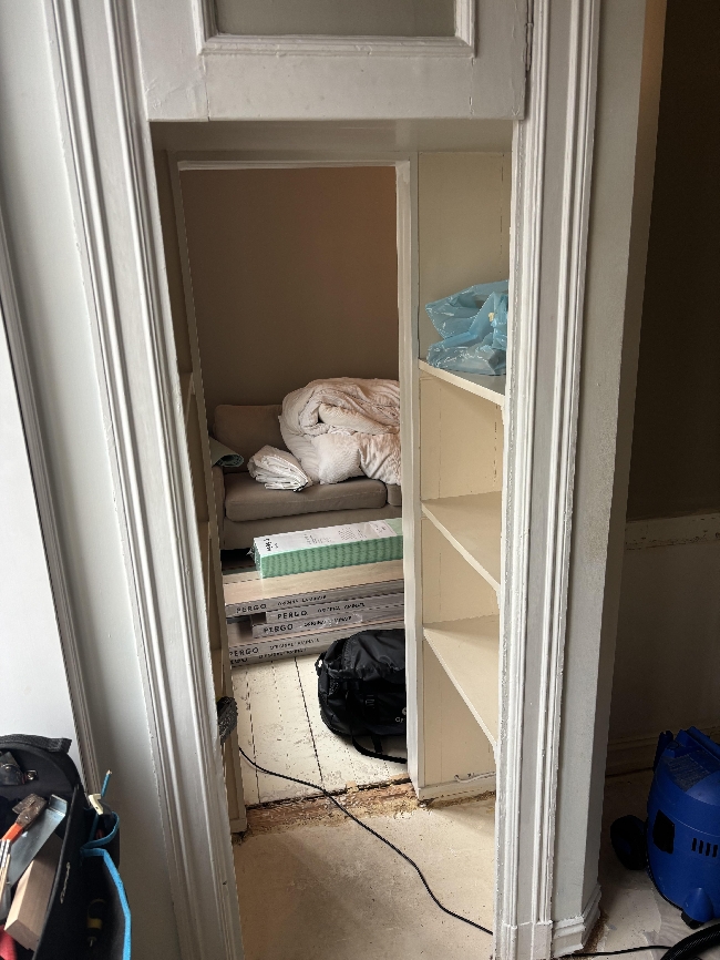 Snekker-/malerarbeid i liten leilighet