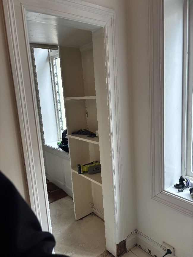 Snekker-/malerarbeid i liten leilighet