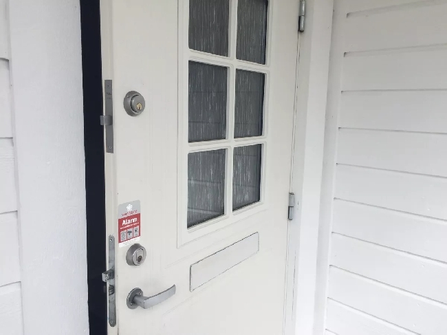 Installation of 🔑 SECURITY LOCK. Montering av 🔑 SIKKERHETSLÅS.