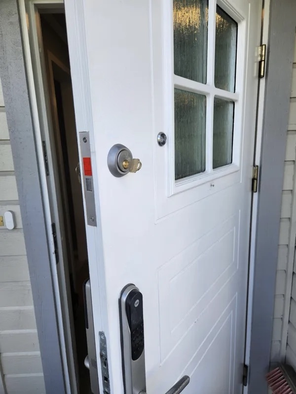 Installation of 🔑 SECURITY LOCK. Montering av 🔑 SIKKERHETSLÅS.